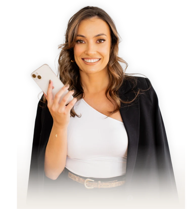 Nathalia Lisowski, estrategista de marca, segurando um celular